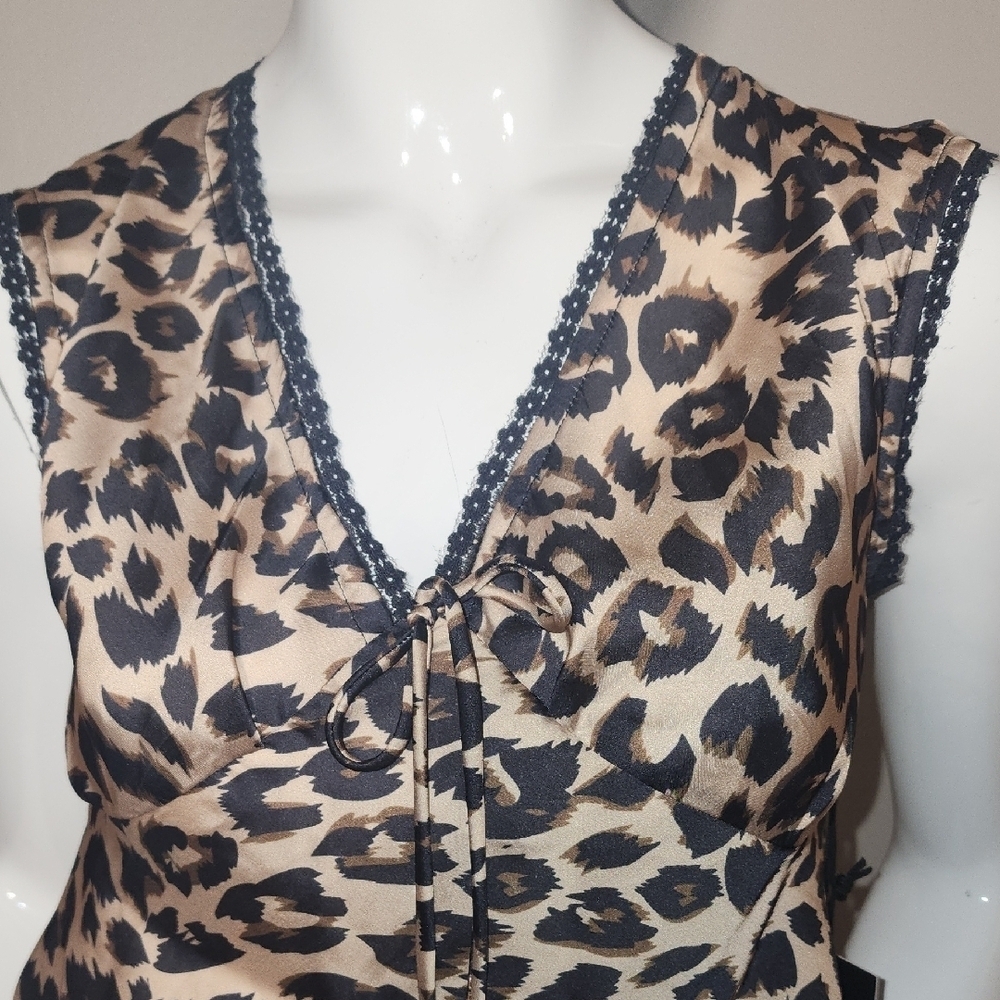 Leopard Print Sleeveless Blouse - Picture 5 of 8